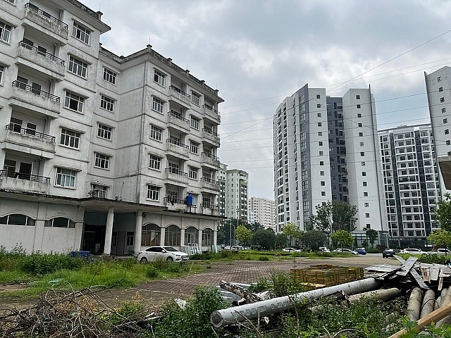 3 tòa nhà bỏ hoang đã gần chục năm tại Sài Đồng, quận Long Biên, Hà Nội.	Ảnh: N.D