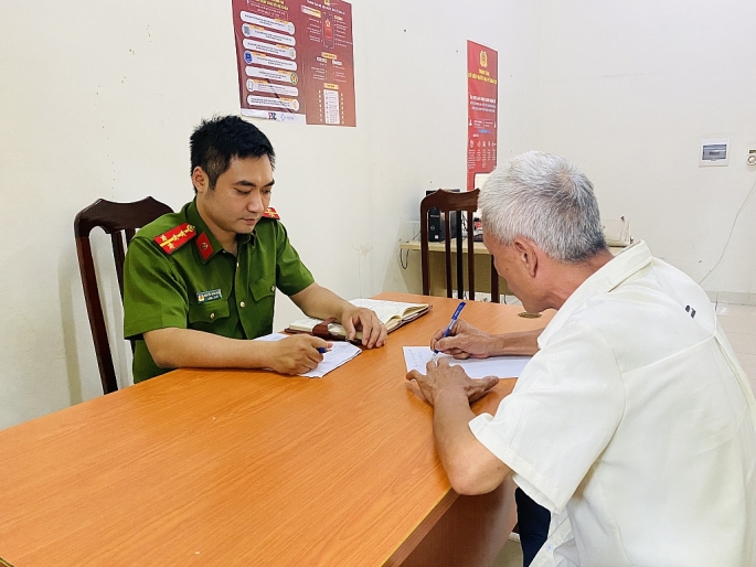 Cải tạo án phạt tại địa phương, hàng tháng anh Cường được Đại úy Nguyễn Minh Hòa gọi lên làm kiểm điểm và nhận xét.             Ảnh: Nguyễn Vũ