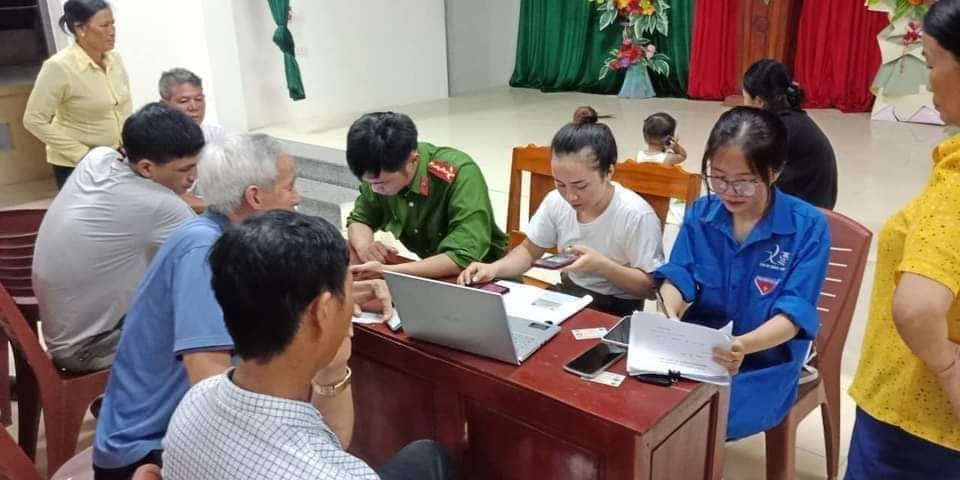 Công an huyện Quảng Xương hướng dẫn người dân tích hợp mã định danh điện tử và thực hiện tố giác tội phạm thông qua ứng dụng VneID (ảnh CATH)