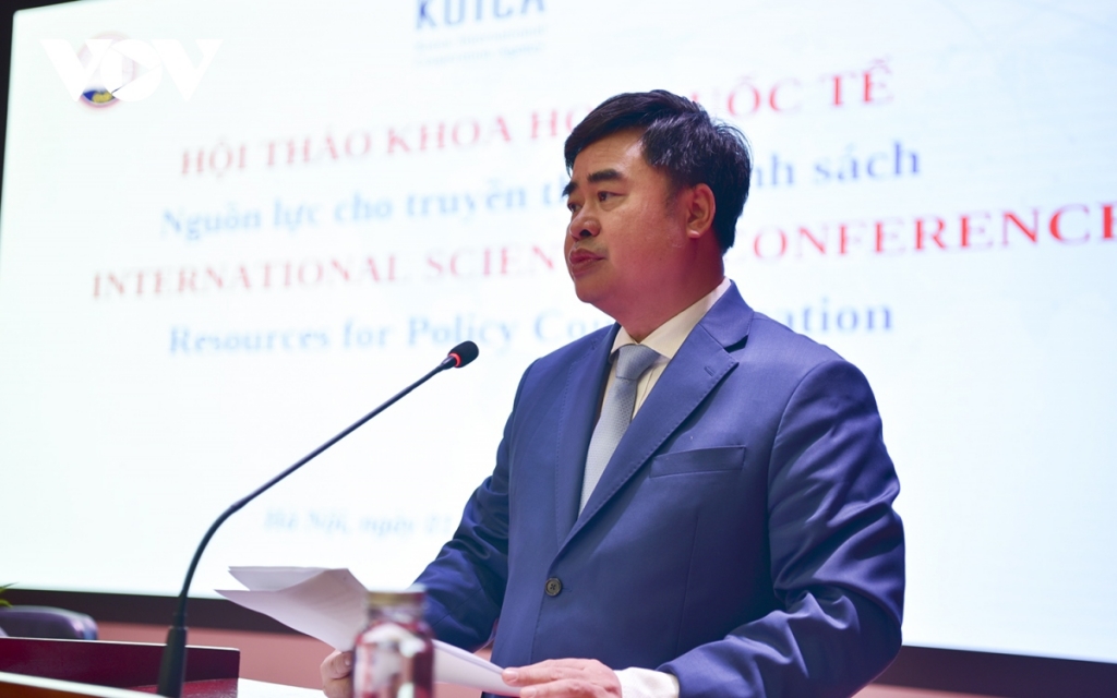 PGS.TS Phạm Minh Tuấn, Phó Tổng biên tập phụ trách Tạp chí Cộng sản chia sẻ tại hội thảo