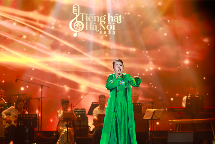 Quán quân Tiếng hát Hà Nội Trần Thị Vân Anh gây ấn tượng với gọng hát nội lực, giàu cảm xúc. Ảnh: BTC