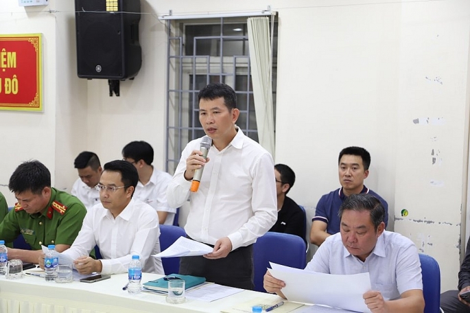 Chủ tịch UBND quận Hoàn Kiếm Phạm Tuấn Long báo cáo tại buổi làm việc.