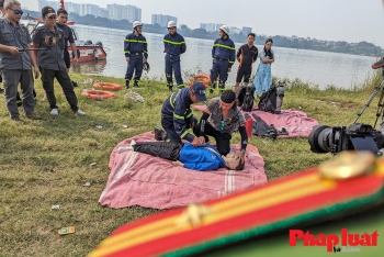 Đội phản ứng nhanh giao thông thực hành cứu hộ, cứu nạn đường thủy trên sông Hồng