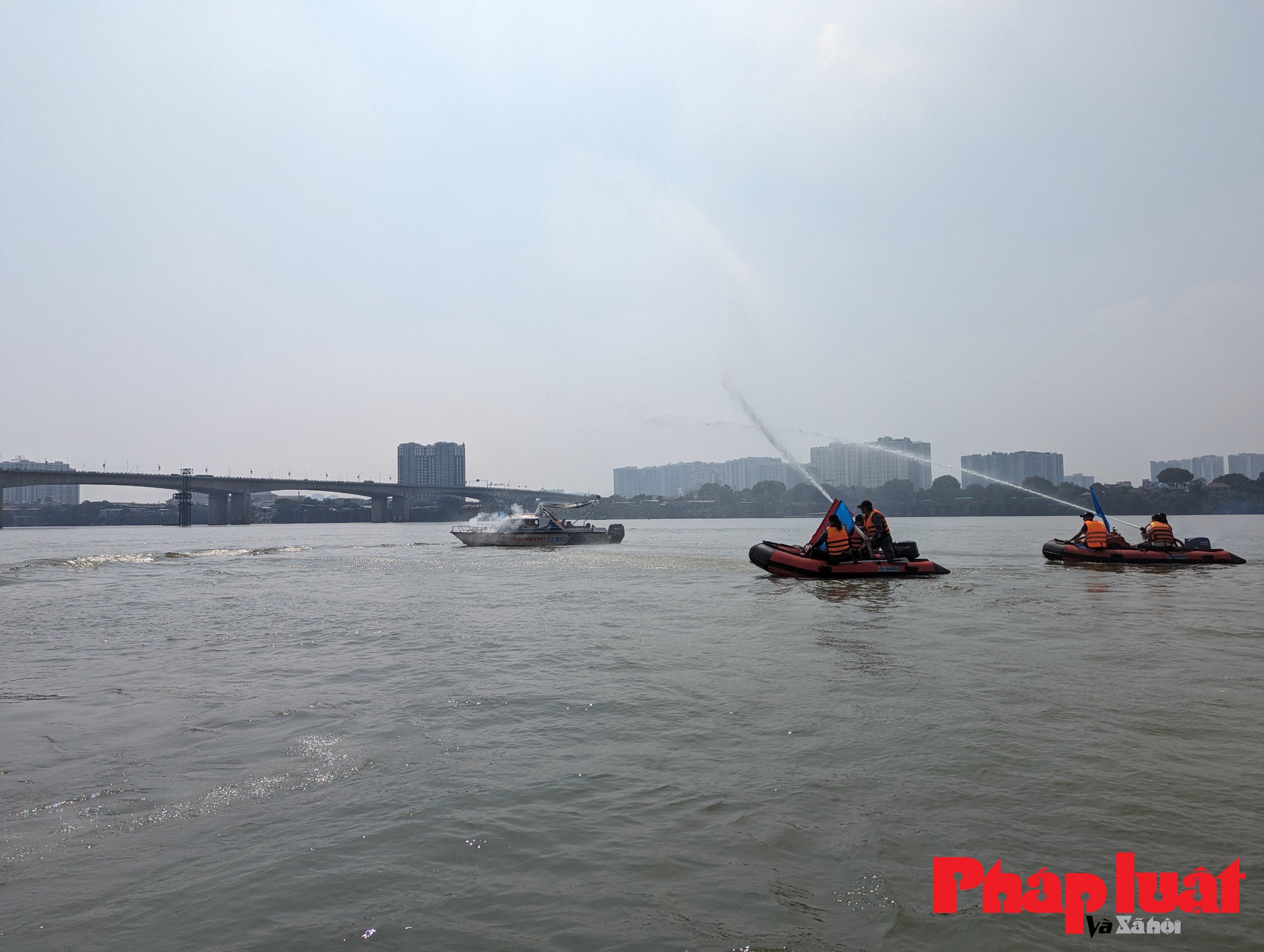 Đội phản ứng nhanh giao thông thực hành cứu hộ, cứu nạn đường thủy trên sông Hồng