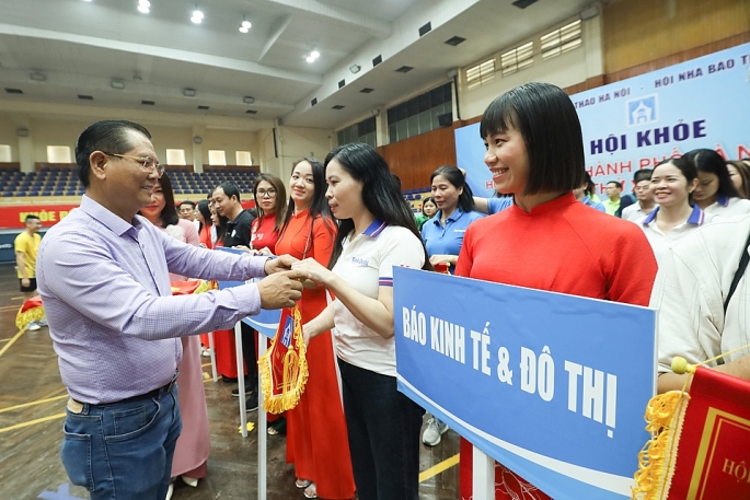 Báo Kinh tế & Đô thị nhận cờ lưu niệm tham dự Hội khoẻ.