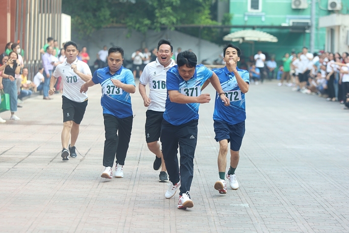 Các VĐV tranh tài quyết liệt ở các môn thi đấu diễn ra trong sáng ngày 2/11.