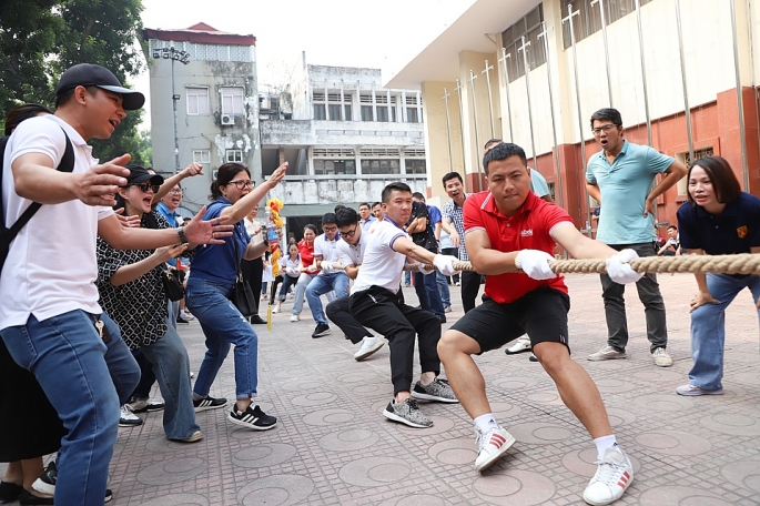 Các VĐV kéo co báo Kinh tế & Đô thị thi đấu trong sáng ngày 2/11.