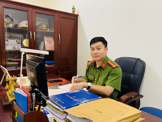 Đại úy Lưu Bách Toàn, Phó trưởng CA phường Hoàng Liệt, quận Hoàng Mai, Hà Nội.              Ảnh: Nguyễn Vũ