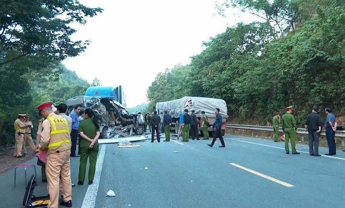 Hiện trường vụ tai nạn giao thông đặc biệt nghiêm trọng khiến 5 người tử vong xảy ra ngày 31/10, tại huyện Hữu Lũng, tỉnh Lạng Sơn	Ảnh: Ủy ban an toàn giao thông Quốc gia