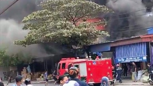 Cháy lớn nhà dân ở Hải Phòng, thiêu rụi nhà kho chứa giày dép