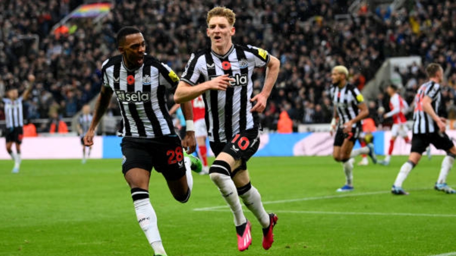 Newcastle giành 3 điểm đầy tranh cãi trước Arsenal