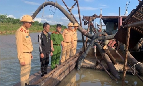 Nửa đêm điều khiển tàu ra giữa sông làm điều phi pháp