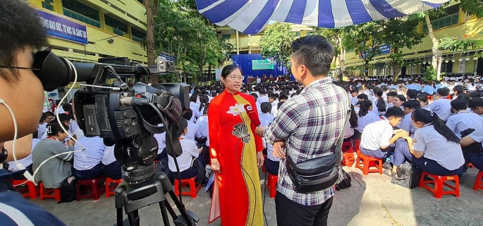  Cô Nguyễn Thị Ngọc Ánh - Bí thư Chi bộ, Hiệu trưởng Trường THCS Nguyễn Văn Trỗi trao đổi với phóng viên