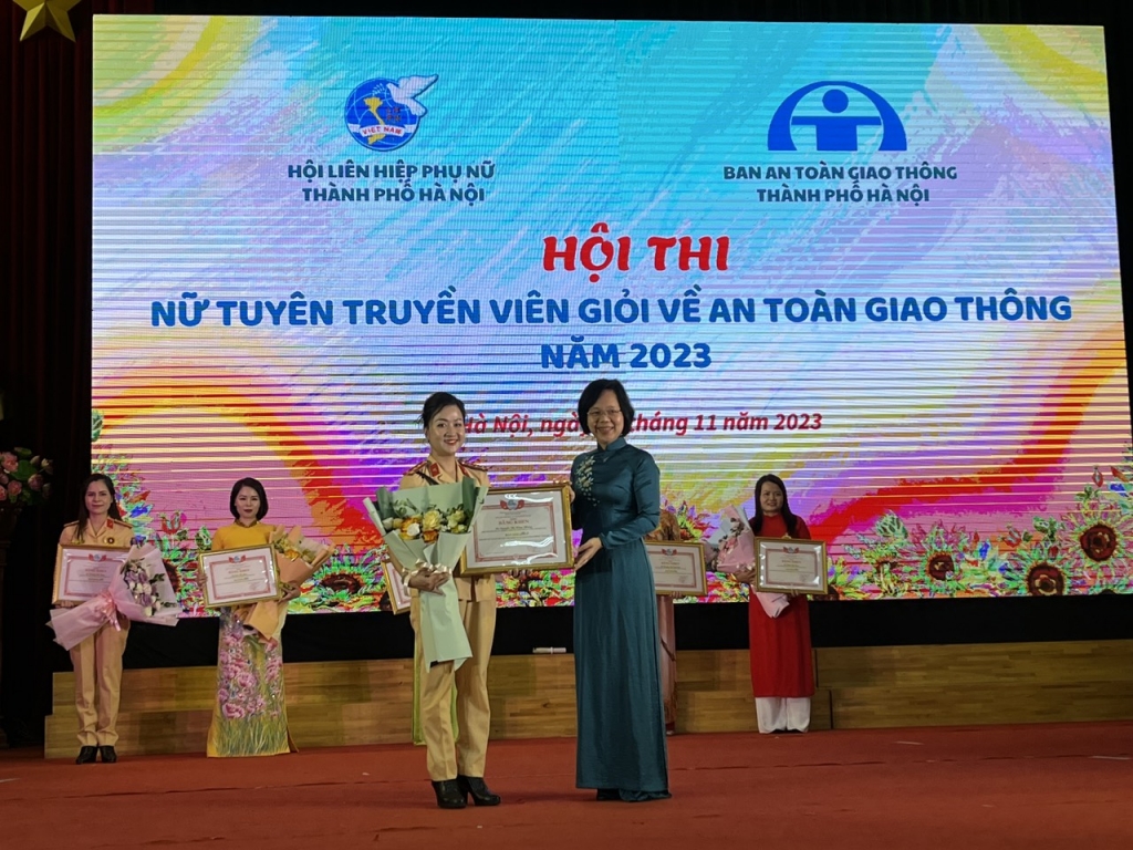 Hội Liên hiệp Phụ nữ TP Hà Nội hưởng ứng Ngày Pháp luật Việt Nam