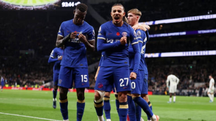 Chelsea cân bằng kỉ lục chiến thắng của Man Utd trước Spurs tại Premier League