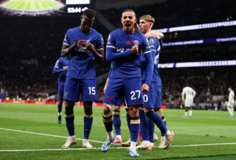 Chelsea cân bằng kỉ lục chiến thắng của Man Utd trước Spurs tại Premier League