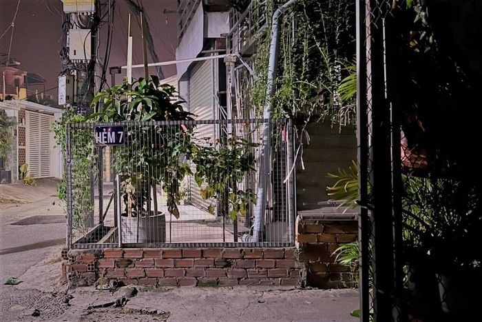 Con hẻm nơi xảy ra sự việc (Ảnh: Lam Giang). Con hẻm nơi xảy ra sự việc (Ảnh: Lam Giang).