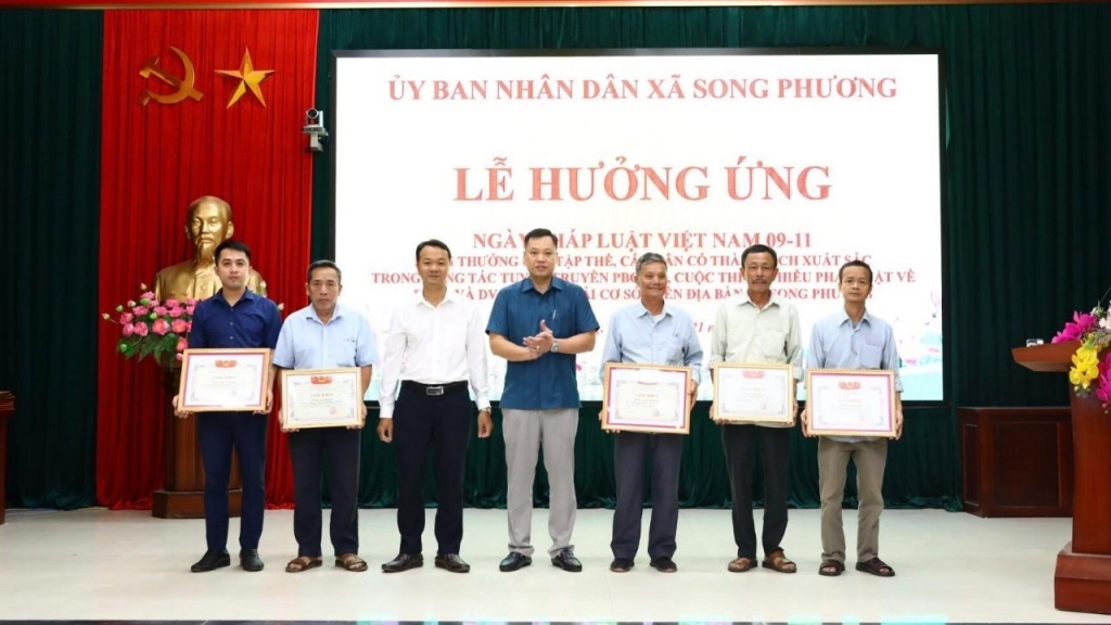 Nhiều tập thể, cá nhân được khen thưởng tại Lễ hưởng ứng Ngày Pháp luật Việt Nam