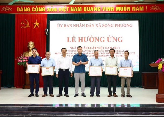Nhiều tập thể, cá nhân được khen thưởng tại Lễ hưởng ứng Ngày Pháp luật Việt Nam