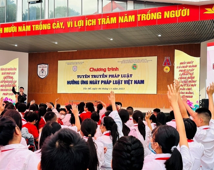 -	Chương trình tuyên truyền pháp luật - Ngày Pháp luật Việt Nam tại trường THCS Chu Văn An.	Ảnh: TL 