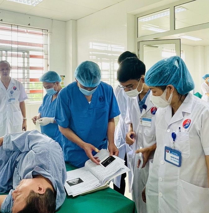 Chuyển giao kỹ thuật theo đề án 1816 giữa Bệnh viện YHCT Trung ương và Bệnh viện YHCT tỉnh Bắc Giang. Ảnh: Dương Quyên