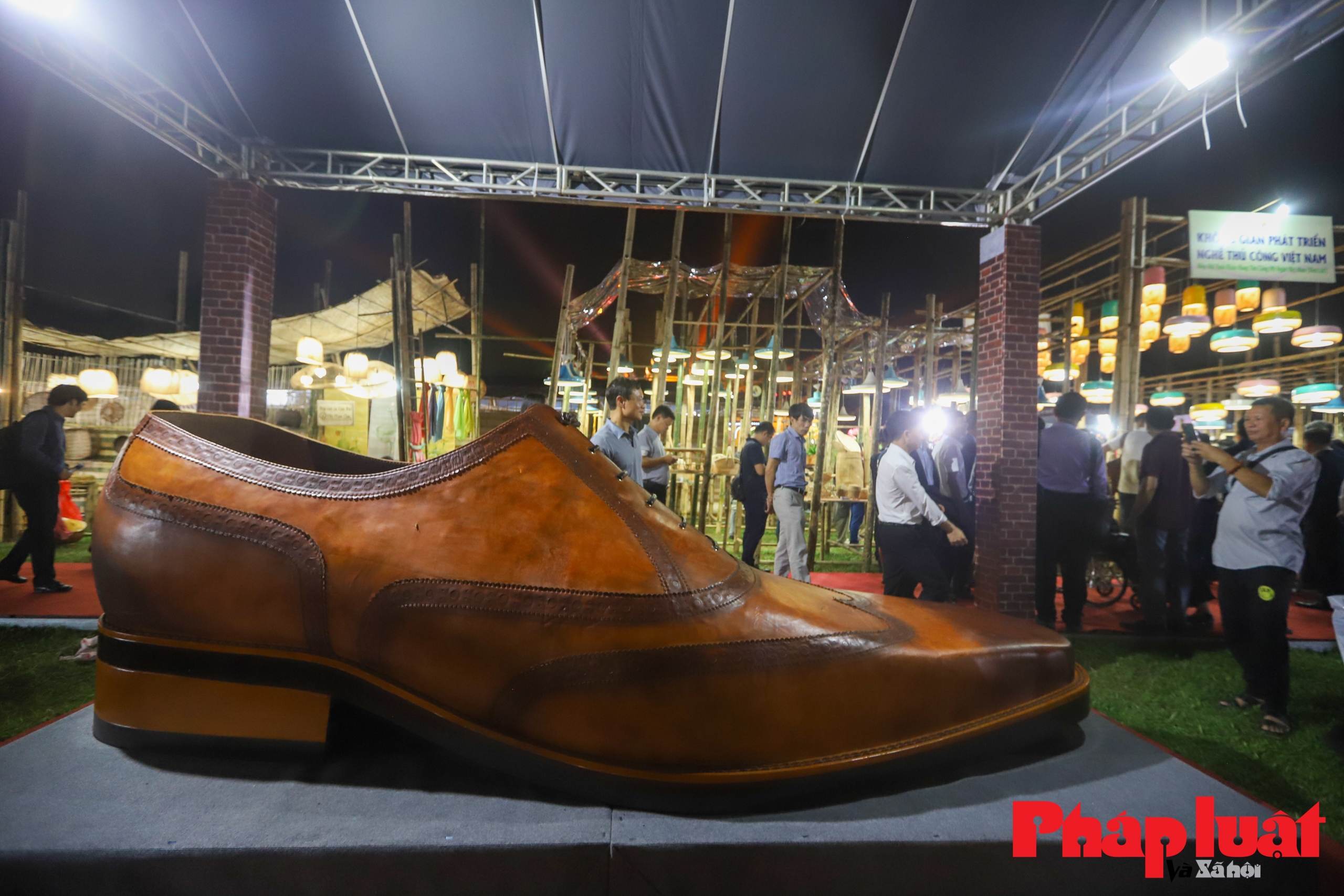 Khám phá chiếc giày lớn nhất Việt Nam đang xuất hiện tại Hà Nội