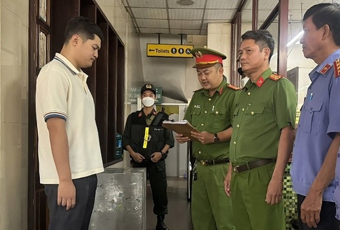 Công an đọc lệnh bắt Lê Dương, phó giám đốc Công ty Thành Bưởi