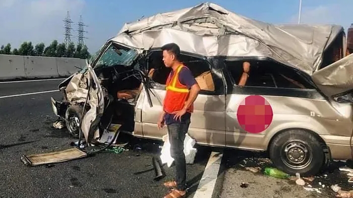 Một xe ô tô bẹp dúm sau tai nạn trên cao tốc Hà Nội - Hải Phòng