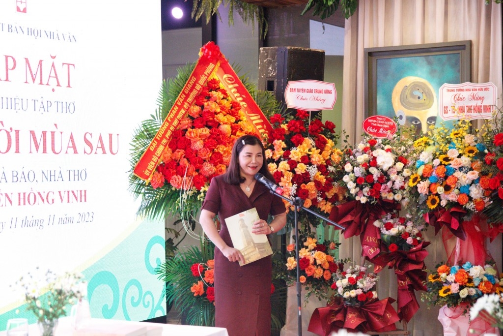 Giới thiệu tập thơ “Hoa đời mùa sau” của thi sĩ Nguyễn Hồng Vinh “Hoa đời mùa sau” - tập thơ vừa hiện thực, vừa lãng mạn của thi sĩ Nguyễn Hồng Vinh