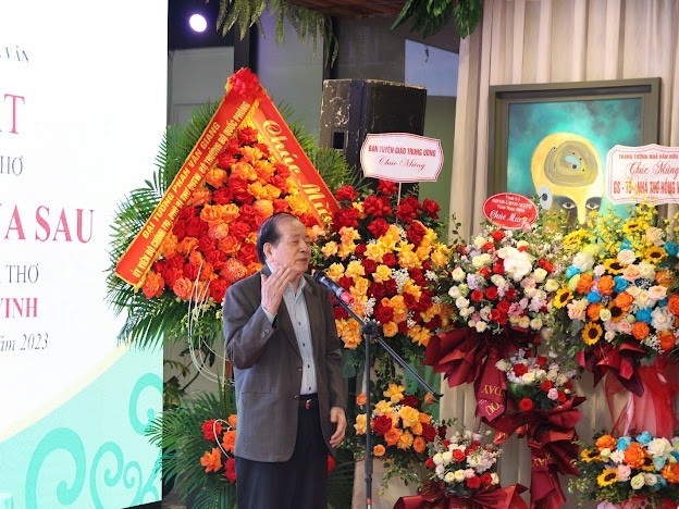 Giới thiệu tập thơ “Hoa đời mùa sau” của thi sĩ Nguyễn Hồng Vinh “Hoa đời mùa sau” - tập thơ vừa hiện thực, vừa lãng mạn của thi sĩ Nguyễn Hồng Vinh