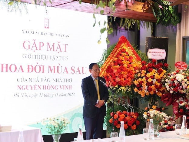 Giới thiệu tập thơ “Hoa đời mùa sau” của thi sĩ Nguyễn Hồng Vinh “Hoa đời mùa sau” - tập thơ vừa hiện thực, vừa lãng mạn của thi sĩ Nguyễn Hồng Vinh