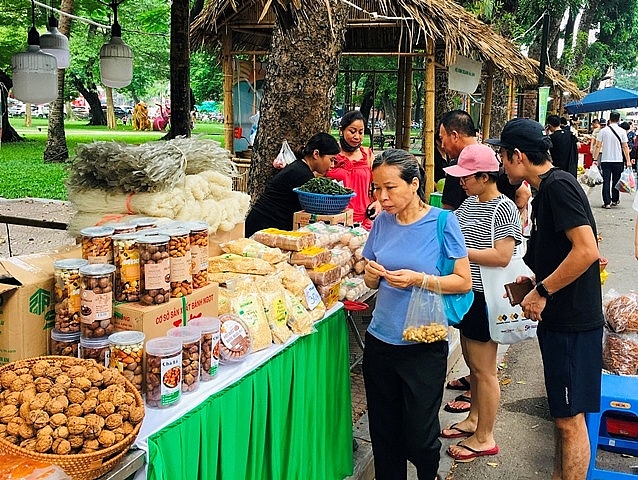 Trong 4 ngày diễn ra, Lễ hội trái cây TP Hà Nội năm 2023 đã thu hút hàng ngàn lượt khách đến tham qua, giao dịch và mua sắm.