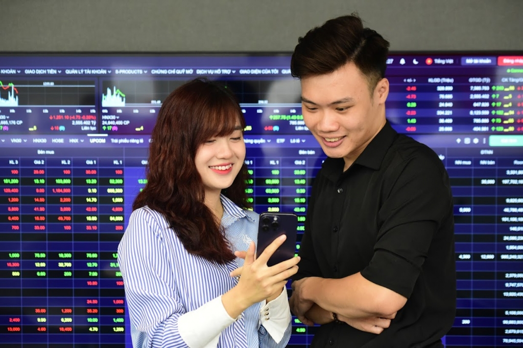 Thị trường chứng khoán 13/11: Dòng tiền chọn cổ phiếu thép, VN-Index duy trì sắc xanh