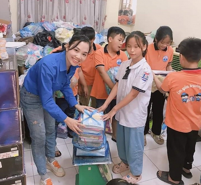 Cô Nguyễn Thị Huế hỗ trợ hoạt động kế hoạch nhỏ của Liên đội Trường Tiểu học Hòa Nam. Ảnh: NVCC