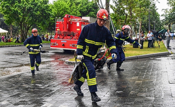 Cảnh sát tham gia tập huấn phòng cháy chữa cháy. Ảnh: Tố Linh).