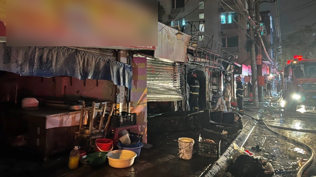 Hà Nội: Đám cháy bùng phát trong đêm, 3 ki-ốt bị thiêu rụi