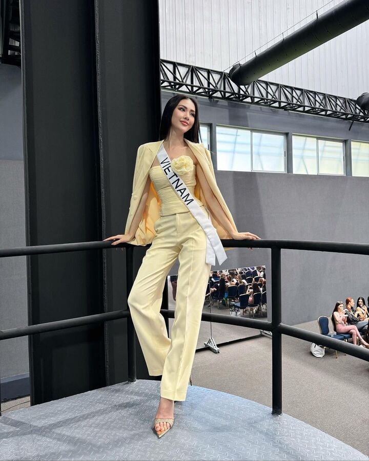 Trang phục dân tộc “Cô sen” của Bùi Quỳnh Hoa tại Miss Universe có gì đặc biệt?