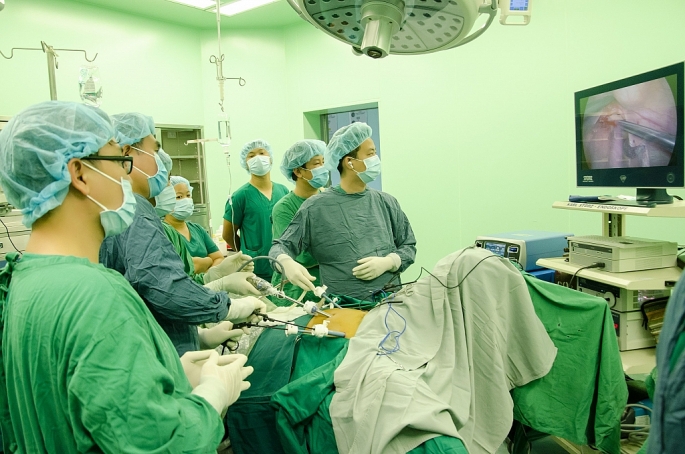 Bác sĩ bệnh viện Chợ Rẫy (TP Hồ Chí Minh) và bệnh viện Bà Rịa thực hiện phẫu thuật cho bệnh nhân ung thư đại tràng.  Ảnh: Dương Quyên