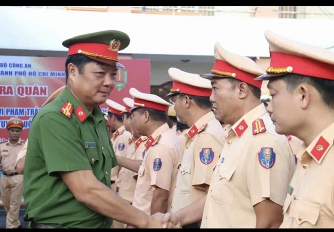 Thượng tá Nguyễn Đình Dương, Phó Giám đốc Công an TP Hồ Chí Minh động viên các chiến sĩ trước giờ ra quân