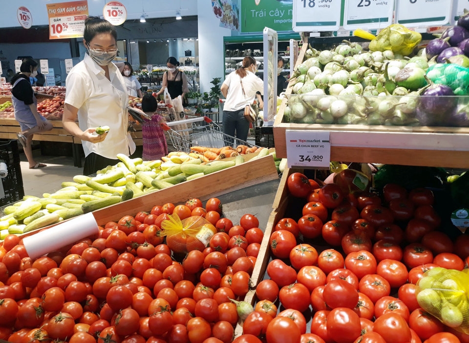 Người tiêu dùng mua thực phẩm giảm giá, khuyến mại tại siêu thị GO! & Big C. Ảnh: Hoài Nam