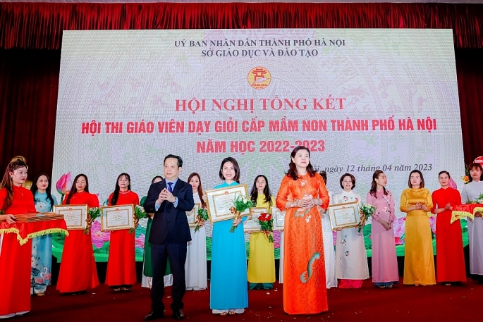 Cô Nguyễn Việt Chinh (giữa) khi nhận giải Nhất cuộc thi “Giáo viên giỏi thành phố” cấp học mầm non năm học 2022-2023. Ảnh: NVCC