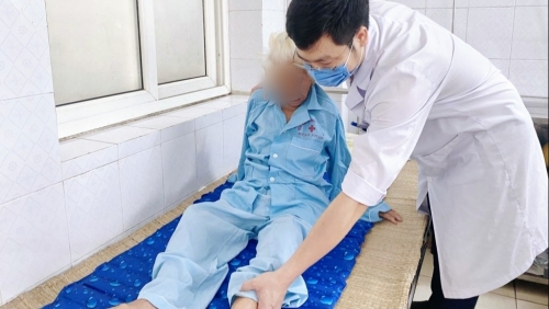 Cụ bà 100 tuổi hồi phục nhanh chóng sau gãy xương nhờ phương pháp hiện đại