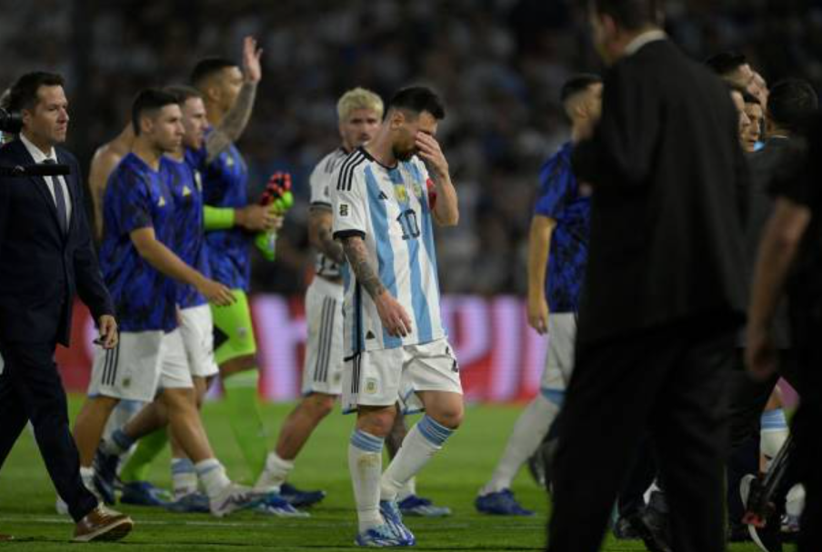 Messi mắc sai lầm khiến Argentina thảm bại ngay trên sân nhà trước Uruguay