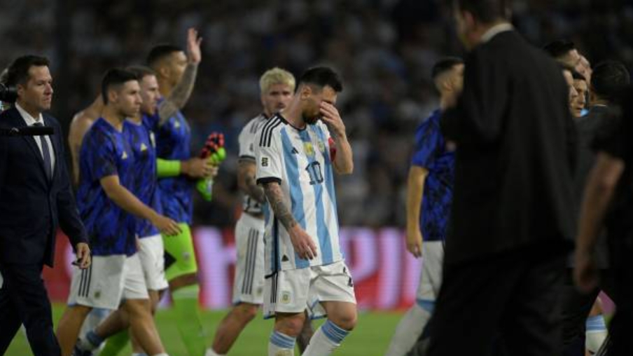 Messi mắc sai lầm khiến Argentina thảm bại ngay trên sân nhà trước Uruguay