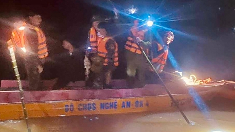 Nghệ An: Xuyên đêm tìm kiếm 3 nạn nhân đuối nước