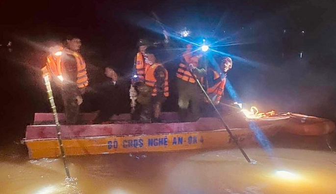 Lực lượng chức năng xuyên đêm tìm kiếm ba nạn nhân mất tích khj lật thuyền đánh cá trên đập Rào Băng, xã Nam Thanh 
