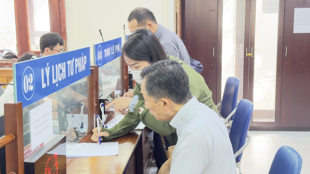 Công dân thực hiện thủ tục hành chính cấp phiếu lý lịch tư pháp tại Sở Tư pháp Hà Nội.	 	Ảnh: Bạch Dương