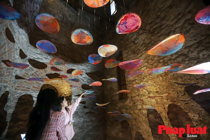 Tác phẩm “Chốn thiêng của lục thủy”: Không gian Pavilion Triển lãm “Sắp đặt Nước & Di sản Tháp nước Hàng Đậu” hứa hẹn sẽ là một điểm đến tuyệt vời dành cho những người yêu nghệ thuật Thủ đô. Ảnh: Khánh Huy