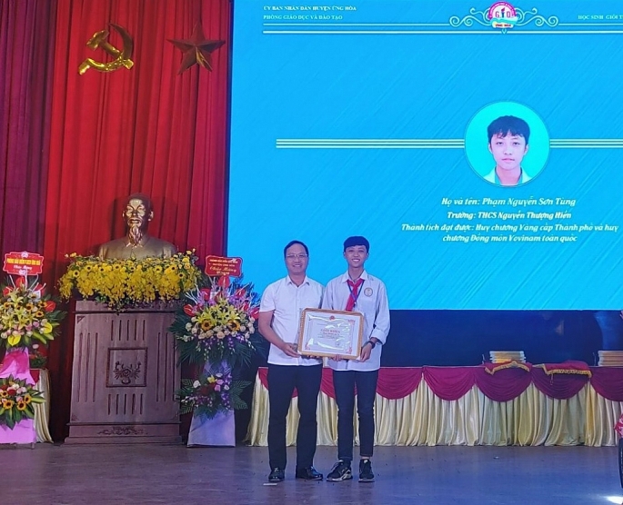 Em Phạm Nguyễn Sơn Tùng được vinh danh học sinh tiêu biểu huyện Ứng Hòa. Ảnh: NVCC