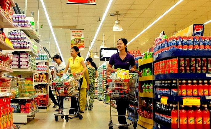 Người dân mua sắm tại siêu thị Co.opmart. Ảnh: M.Đ